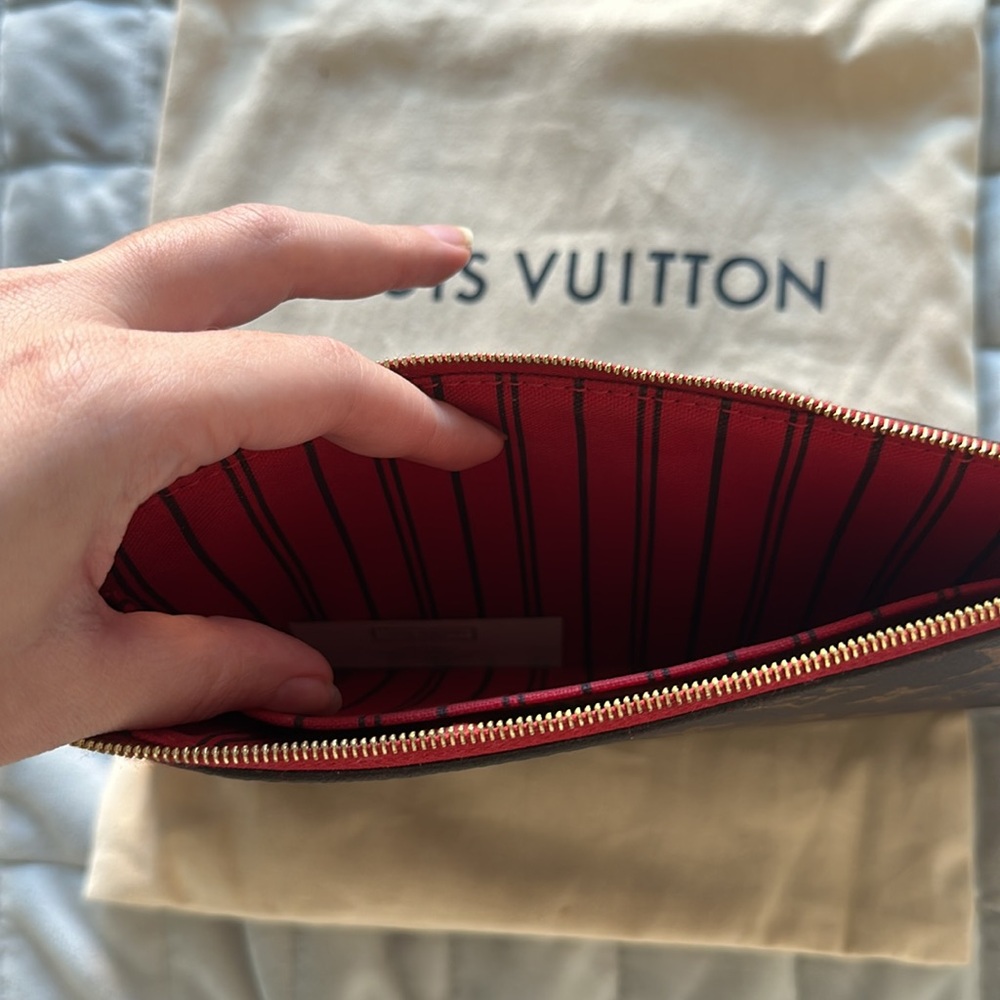 Louis Vuitton Neverfull Pochette - Picture 9 of 11